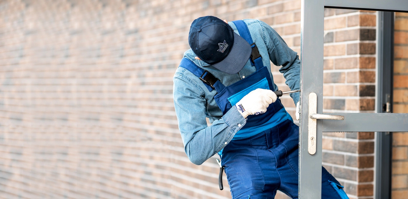 everest builder installing door lock